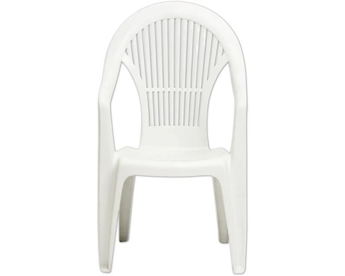 Weißer Gartenstuhl aus Kunststoff mit Armlehnen und Lamellenrückenlehne.