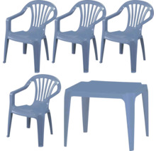 Blaues Gartenmöbel-Set aus Kunststoff bestehend aus vier Stapelstühlen mit Armlehnen und einem quadratischen Tisch.