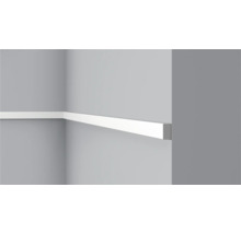 Weiße Eckleiste an der Wand montiert.