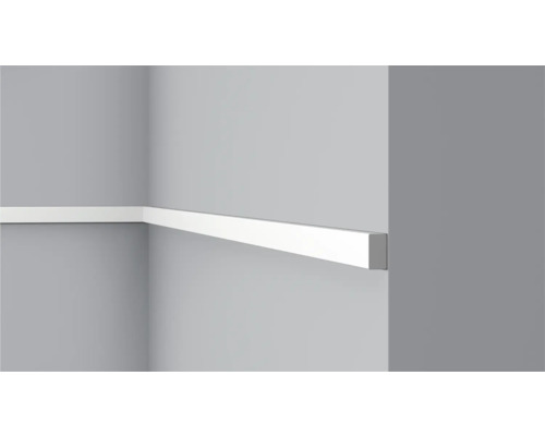 Weiße Eckleiste an der Wand montiert.