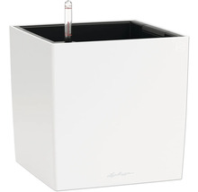 Quadratischer, weisser Pflanzkasten mit Wasserstandsanzeiger.