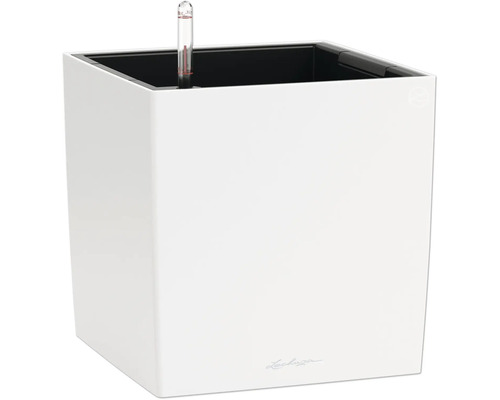 Quadratischer, weisser Pflanzkasten mit Wasserstandsanzeiger.