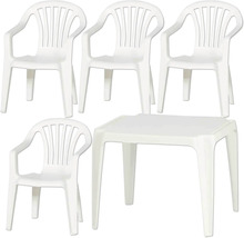 Weißes Gartenmöbel-Set aus Kunststoff mit vier Stapelstühlen und einem quadratischen Tisch.