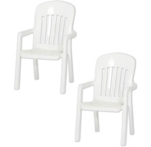 Zwei weiße Gartenstühle aus Kunststoff mit Armlehnen und hoher Rückenlehne mit Lamellen.