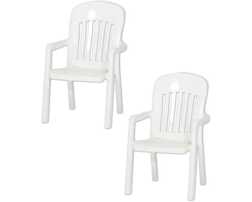 Zwei weiße Gartenstühle aus Kunststoff mit Armlehnen und hoher Rückenlehne mit Lamellen.