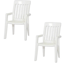 Zwei weiße Gartenstühle aus Kunststoff mit Armlehnen und hoher Rückenlehne mit Lamellen.