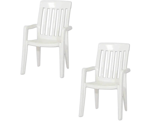 Zwei weiße Gartenstühle aus Kunststoff mit Armlehnen und hoher Rückenlehne mit Lamellen.