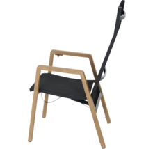 Moderner Gartenstuhl mit Holzgestell, schwarzer Sitzfläche und Rückenlehne. Hochlehner mit eckigen Armlehnen.