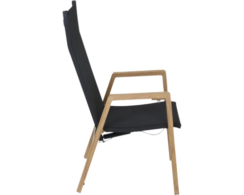 Gartenstuhl mit Gestell aus Holz und schwarzer Textilbespannung, hohe Rückenlehne und Armlehnen, Seitenansicht.