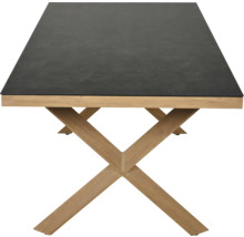 Moderner Esstisch mit dunkler Tischplatte in Steinoptik und einem X-Gestell aus Holz.