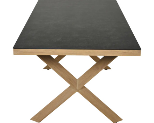 Moderner Esstisch mit dunkler Tischplatte in Steinoptik und einem X-Gestell aus Holz.