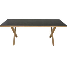 Rechteckiger Tisch mit schwarzer Tischplatte und X-förmigem Gestell aus hellem Holz.