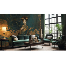 Wohnzimmer mit Sofa, Sessel, Tisch und Dekoration im asiatischen Stil vor einer Wandtapete