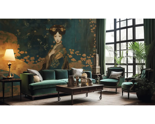 Wohnzimmer mit Sofa, Sessel, Tisch und Dekoration im asiatischen Stil vor einer Wandtapete