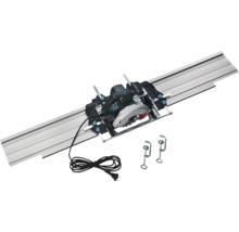 Handkreissäge auf einer Führungsschiene aus Metall inklusive zwei Schraubzwingen und schwarzem Netzkabel.