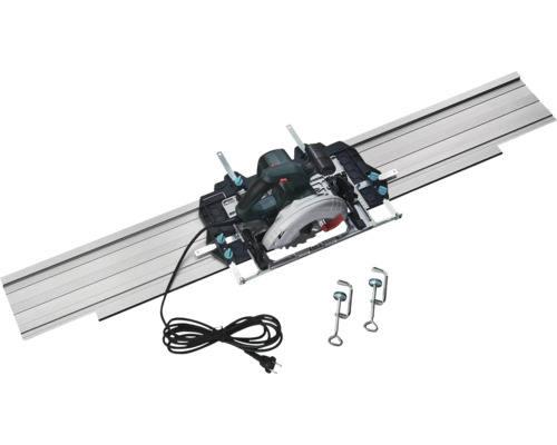 Handkreissäge auf einer Führungsschiene aus Metall inklusive zwei Schraubzwingen und schwarzem Netzkabel.