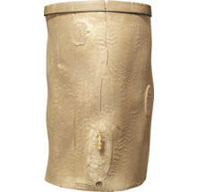 Beige Regenwassertonne in Baumstamm-Optik aus Kunststoff mit Auslaufhahn und Deckel.