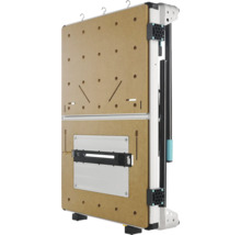 Zusammengeklappter Spanntisch und Maschinentisch mit MDF-Arbeitsplatte, Lochraster und integrierter Skala.