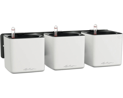 Drei weiße Lechuza Cube Pflanzgefäße zur Wandmontage mit Wasserstandsanzeiger.