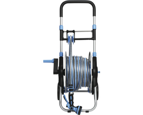 Schlauchtrommel mit Gartenschlauch und Spritzdüse