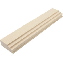 Dreistufige Profilleiste aus hellem Massivholz.