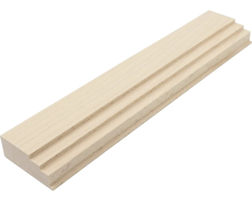 Dreistufige Profilleiste aus hellem Massivholz.