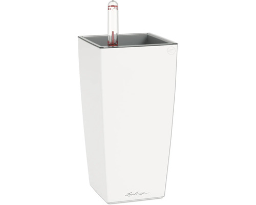 Hoher, eckiger Pflanzkübel aus Kunststoff mit Wasserstandsanzeige und Bewässerungssystem.