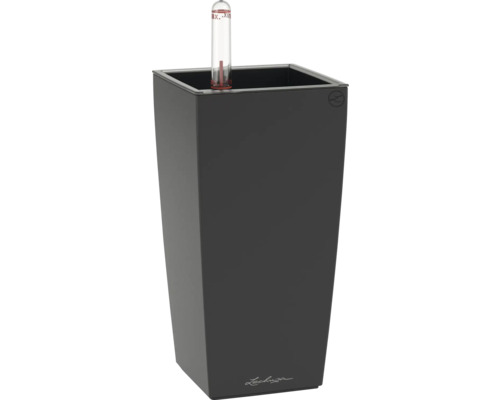 Hoher, viereckiger Pflanzkübel mit Wasserstandsanzeiger.