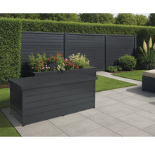 Außenbereich mit einer Aufbewahrungsbox, einer Sichtschutzwand, Pflanzen und Steinplatten