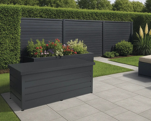 Außenbereich mit einer Aufbewahrungsbox, einer Sichtschutzwand, Pflanzen und Steinplatten