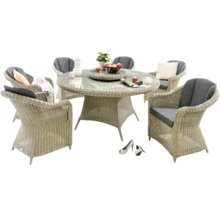 Gartensitzgruppe mit Rattanstühlen und rundem Glastisch für den Außenbereich