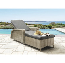 Gartenliege aus Rattan mit Auflage, Hut und Zeitschrift am Pool