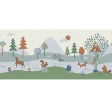 Illustrierte Kindertapete mit Waldtieren wie Reh, Fuchs und Eichhörnchen vor einer Bergkulisse mit Bäumen und Fahrrad.
