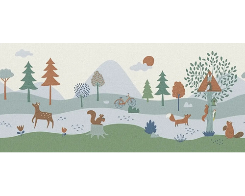Illustrierte Kindertapete mit Waldtieren wie Reh, Fuchs und Eichhörnchen vor einer Bergkulisse mit Bäumen und Fahrrad.