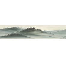 Panoramatapete mit einer nebligen Waldlandschaft, sanften Hügeln und im Nebel gehüllten Nadelbäumen.