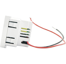 Elektronischer Regler mit Kabeln für elektrische Installationen