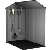 Gartenschuppen mit Gartengeräten an der Wand