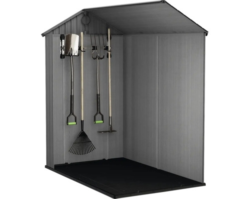 Gartenschuppen mit Gartengeräten an der Wand