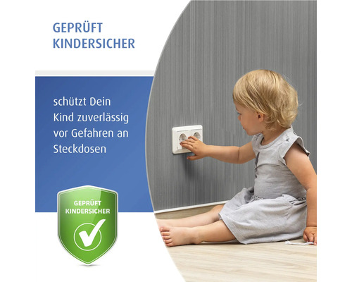 Kind sitzt vor einer Steckdose mit Kindersicherung