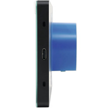 Seitenansicht eines flachen elektronischen Geräts mit USB-C-Anschluss und blauer Montageeinheit.