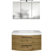 Badmöbel-Set mit Waschbeckenunterschrank in Holzoptik, zwei Schubladen, weißem Waschbecken und dreitürigem Spiegelschrank mit LED-Beleuchtung.