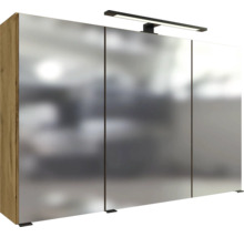 Dreitüriger Spiegelschrank für das Badezimmer mit LED-Beleuchtung und Holzkorpus in Eichenoptik.