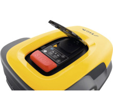 Stiga Logo auf einem gelben Rasenmähroboter mit geöffneter Abdeckung und rotem Stoppknopf.