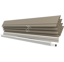 Komponenten eines Lamellenzauns mit Schrauben und Zubehör