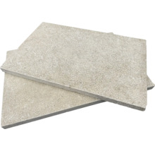 Zwei rechteckige Natursteinplatten mit strukturierter Oberfläche für Terrassen oder Gartenwege.