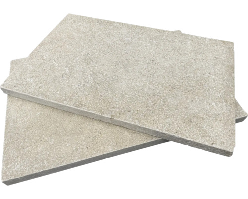Zwei rechteckige Natursteinplatten mit strukturierter Oberfläche für Terrassen oder Gartenwege.