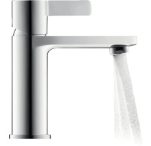 Wasserhahn aus Metall mit fließendem Wasser