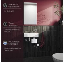 Badezimmer mit Spiegel, Waschbecken, Armatur, Durchlauferhitzer und Toilette
