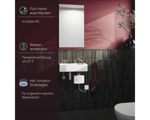 Badezimmer mit Spiegel, Waschbecken, Armatur, Durchlauferhitzer und Toilette