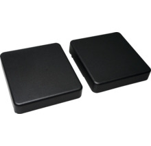 Zwei schwarze quadratische Abdeckungen aus Kunststoff